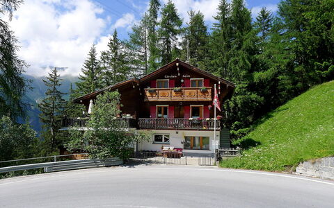 Lärchenheim: Property, House, Home, Mountain Range, Building, Real Estate, Alps, Mountain, Architecture, Tree