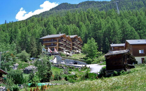 Gentiana (Utoring): Plant, Sky, Mountain, Cloud, Green, Building, Natural Landscape, House, Tree, Land Lot