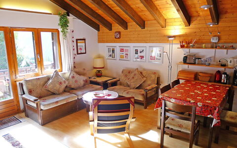 Gentiana (Utoring): Room, Property, Furniture, Interior Design, Living Room, Building, House, Real Estate, Table, Floor