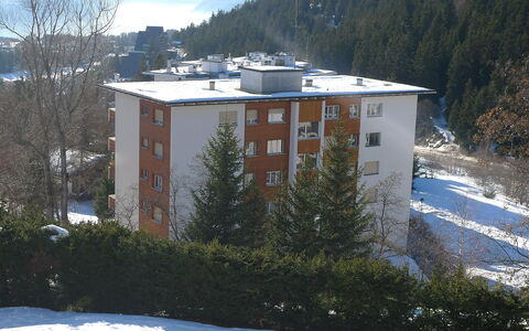Crans-Montana 105: Building, Snow, Plant, Sky, Window, Mountain, Tree, Slope, Cloud, House