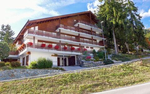 Crans-Montana 120: Cloud, Plant, Sky, Building, Window, Tree, Land Lot, House, Urban Design, Residential Area