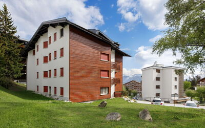 Crans-Montana 130: Building, House, Residential Area, Home, Cottage, Apartment, Slope, Larch, Winter, Snow
