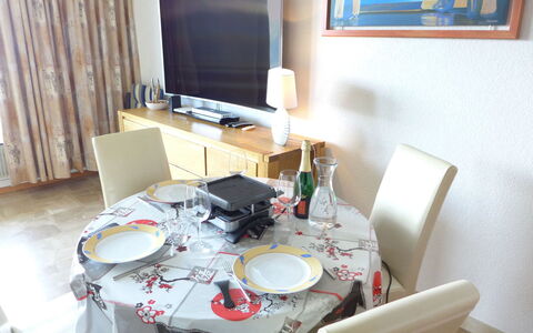 Crans-Montana 155: Room, Property, Furniture, Interior Design, Table, Dining Room, House, Tablecloth, Building, Chair