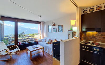 Accommodation:&nbsp;Jeanne D'Arc Apt. A-13 180.19