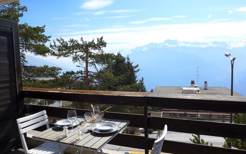 Crans-Montana 260: Sky, Cloud, Daytime, Property, Building, Table, Mountain, Shade, Street Light, Wood