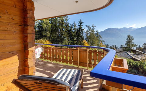Résidence le Chalet 5: Wood, Balcony, Wood Stain, Porch, Hardwood, Eco Hotel, Resort, Handrail, Varnish, Villa