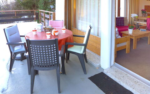 Yuca B Apt. 28: Table, Furniture, Property, Chair, Interior Design, Wood, Floor, Leisure, Tree, Plant
