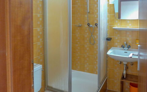 Yuca B Apt. 28: Mirror, Property, Plumbing Fixture, Sink, Tap, Bathroom, Shower Door, Lighting, Interior Design