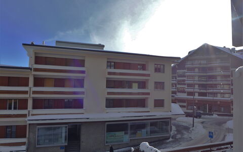 Crans-Montana 320: Sky, Building, Daytime, Property, Cloud, Window, Urban Design, Neighbourhood, Wall, Residential Area