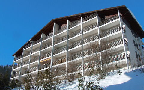 Crans-Montana 388: Sky, Building, Slope, House, Tree, Window, Plant, Snow, Urban Design, Commercial Building