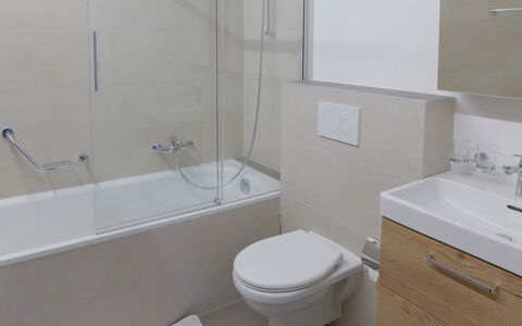 Crans-Montana 395: Plumbing Fixture, Tap, Sink, Mirror, Property, Bathtub, White, Bathroom Cabinet, Bathroom, Toilet Seat