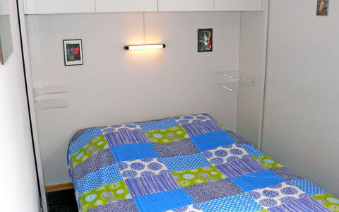 Crans-Montana 450: Bedroom, Room, Bed, Bed Sheet, Floor, Property, Furniture, Mattress, Textile, Bedding