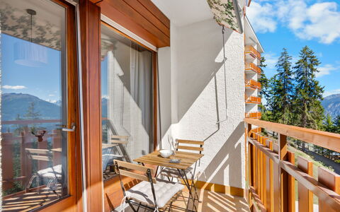 La Forêt Ouest C120: Furniture, Interior Design, Flooring, Wood, Room, Ceiling, Floor, Table, Cabinetry, Lighting
