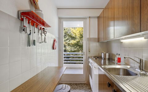 Crans-Montana 530: Flooring, Wood, Interior Design, Countertop, Kitchen, Floor, Home, Furniture, Major Appliance, Apartment
