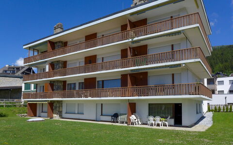 Crans-Montana 560: Sky, Building, Plant, Window, Urban Design, Condominium, Residential Area, Tree, Real Estate, Facade