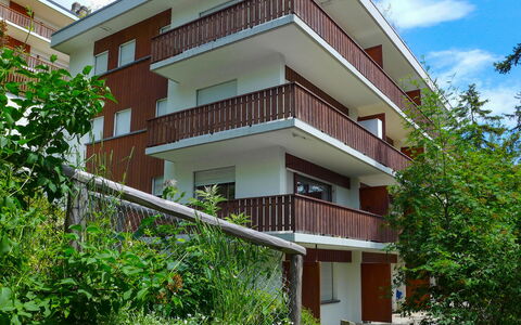 Crans-Montana 560: Plant, Building, Property, Sky, Cloud, Green, Window, Land Lot, Urban Design, Tree