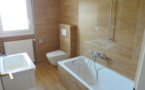 Crans-Montana 560: Bathroom, Property, Room, Bathtub, Floor, Plumbing Fixture, Tile, Wall, Architecture, Hardwood