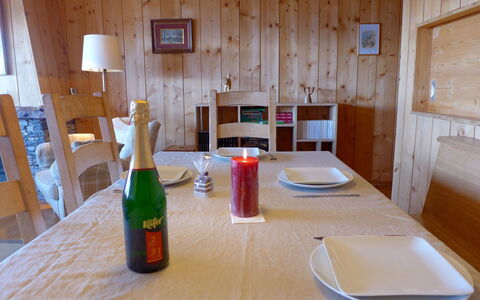 Crans-Montana 560: Room, Wood, Table, Furniture, Hardwood, Building, House, Floor, Interior Design, Plywood