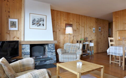 Crans-Montana 560: Table, Furniture, Property, Couch, Picture Frame, Comfort, Wood, Interior Design, Living Room, Floor