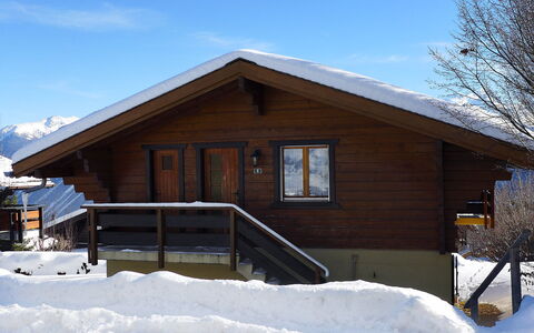 Moulinettes 8: Snow, Sky, Building, Property, Window, Cloud, Tree, House, Slope, Wood