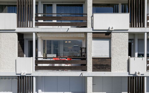 Les Orzières 417: Daytime, Architecture, Apartment, Balcony, Composite Material, Urban Design, Metal, Glass, Condominium