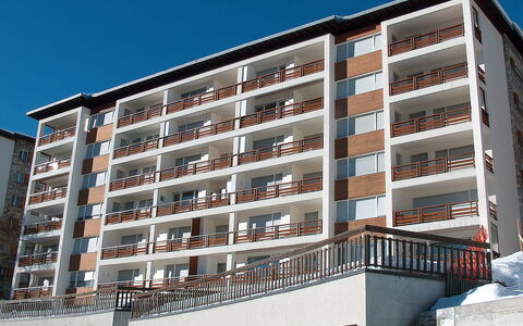 Crans-Montana 780: Building, Property, Sky, Window, Tower Block, Urban Design, Condominium, Neighbourhood, Residential Area, Commercial Building
