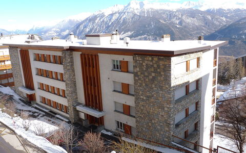 Crans-Montana 780: Sky, Building, Daytime, Property, Mountain, Snow, White, Window, House, Slope