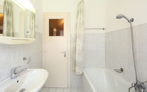 Crans-Montana 780: Bathroom, Property, Room, Tile, Interior Design, Tap, Plumbing Fixture, Floor, Bathtub, Wall