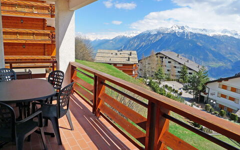 Crans-Montana 780: Property, Mountain, Mountainous Landforms, Room, Real Estate, Sky, Building, House, Mountain Range, Balcony