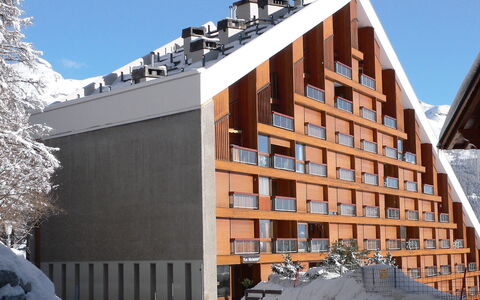 Crans-Montana 910: Sky, Building, Property, Snow, Wood, Plant, Slope, Urban Design, Residential Area, Tree