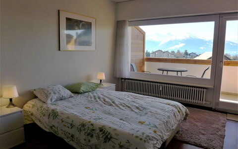 Eperon B 22: Furniture, Property, Window, Comfort, Building, Wood, Shade, Bed Frame, Lighting, Lamp