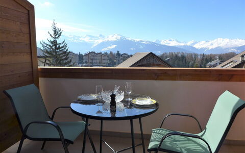 Eperon B 22: Sky, Table, Furniture, Building, Chair, Cloud, Mountain, Interior Design, Outdoor Furniture, Plant
