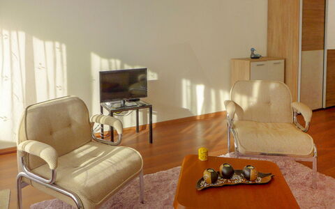 Eperon B 22: Furniture, Property, Building, Table, Comfort, Couch, Wood, Interior Design, Flooring, Floor
