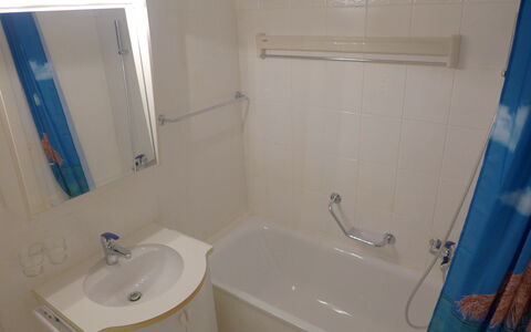 Eperon B 22: Bathtub, Mirror, Plumbing Fixture, Tap, Property, White, Blue, Bathroom, Sink