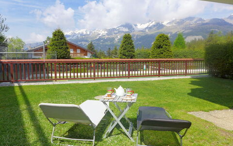 Valdor a 42 Sud: Sky, Cloud, Furniture, Plant, Property, Table, Mountain, Leaf, Botany, Nature