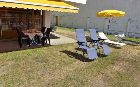 Valdor a 42 Sud: Water, Daytime, Sky, Building, Azure, Swimming Pool, Leisure, Rectangle, Composite Material, Urban Design