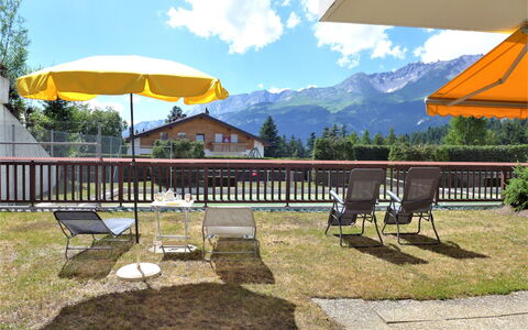 Valdor a 42 Sud: Water, Daytime, Sky, Building, Azure, Swimming Pool, Leisure, Rectangle, Composite Material, Urban Design
