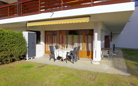 Valdor a 42 Sud: Furniture, Building, Shade, Plant, Interior Design, Porch, Land Lot, Chair, Grass, Residential Area