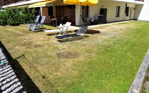 Valdor a 42 Sud: Water, Daytime, Sky, Building, Azure, Swimming Pool, Leisure, Rectangle, Composite Material, Urban Design