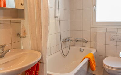 Weisshorn 200.6: Tap, Plumbing Fixture, Property, Mirror, Sink, Bathroom, Bathtub, Building, Purple