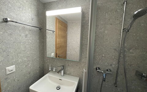 Margrith: Tap, Plumbing Fixture, Sink, Property, Mirror, Bathroom Sink, Bathroom, Building, Shower Head
