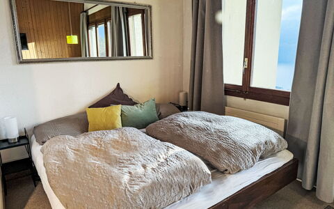Platten: Furniture, Bed, Interior Design, Bedroom, Bedding, Bed Sheet, Floor, Wood, Room, Linens