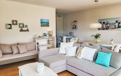 Apt.green View 2.5: Furniture, Interior Design, Couch, Flooring, Floor, Wall, Room, Living Room, Wood, Table