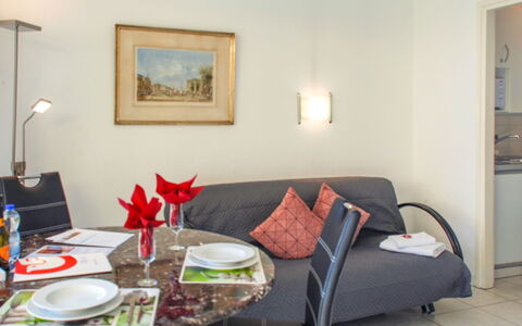 Locarno 410: Building, Table, Couch, Furniture, Property, Tableware, Picture Frame, Comfort, Living Room, Interior Design