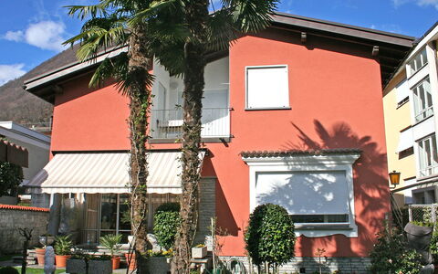 Tre G Og: Property, House, Residential Area, Home, Building, Real Estate, Neighbourhood, Architecture, Facade, Tree