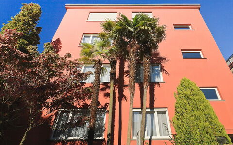 Ascona 200: Building, Sky, Property, Window, World, Arecales, Tree, Urban Design, Residential Area, House