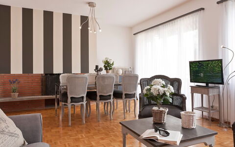 Accommodation:&nbsp;Penthouse Suite 200.19