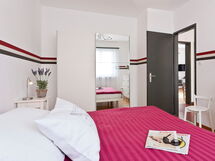 Accommodation:&nbsp;Suite 200.18