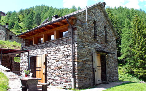 Rustico Dara Cotta: Plant, Sky, Building, Window, Cloud, Tree, House, Cottage, Grass, Roof