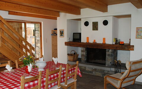 Rustico Dara Cotta: Room, Hearth, Property, Furniture, Masonry Oven, Building, House, Interior Design, Living Room, Table